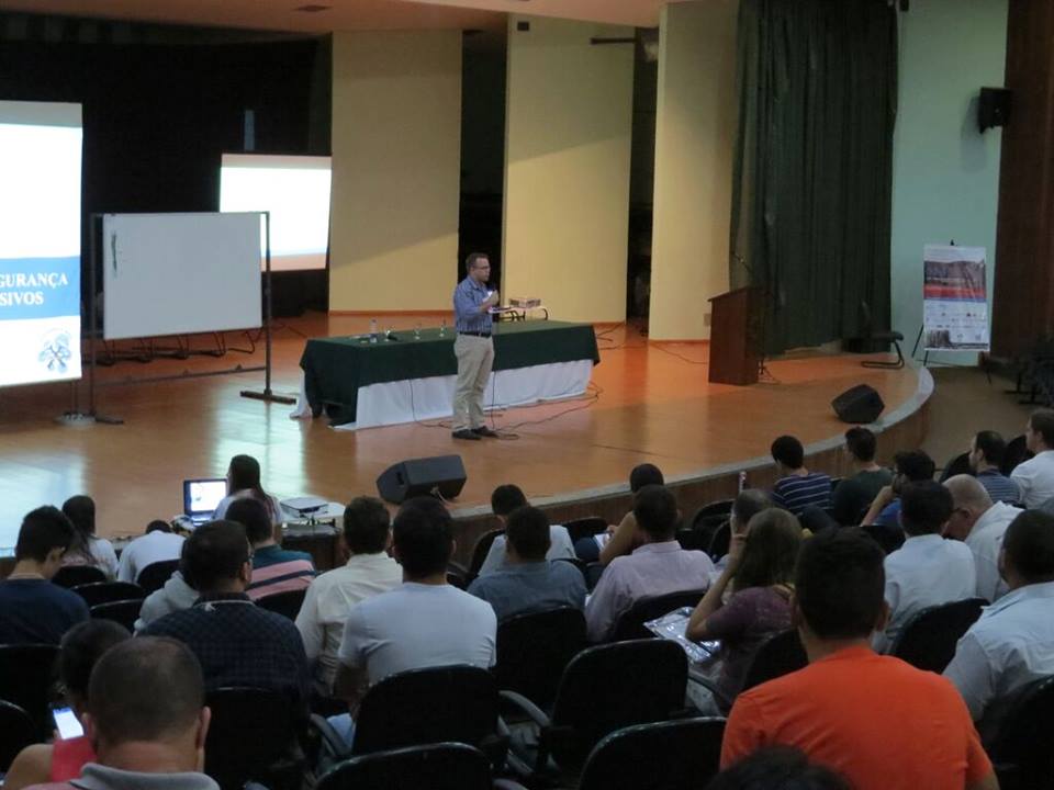 Imagem_6_gatilho-da-autoridade_participação-em-Workshop-de-desmonte-de-rocha-na-Universidade-Federal-de-Catalão.jpg